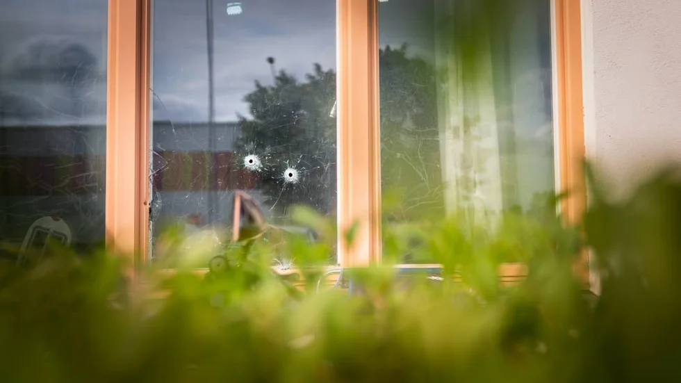 Cirka en och en halv centimeter stora skotthål syns i köksfönstret till den beskjutna lägenheten.