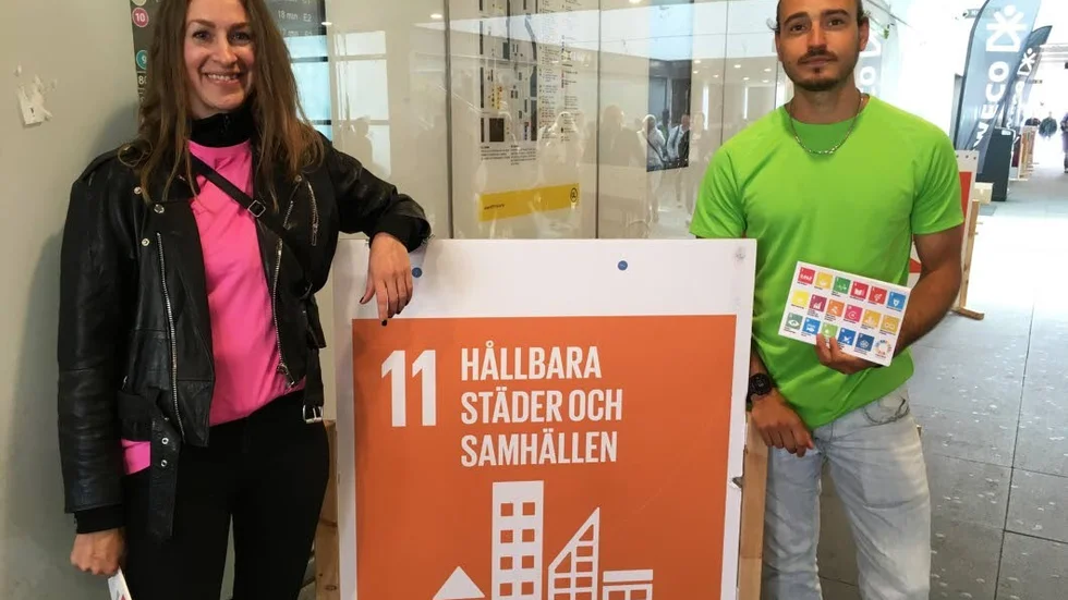 Emelie Persson Lindqvist och Filip Idås arbetar på Sweco och informerade Uppsalaborna om de Globala målen.