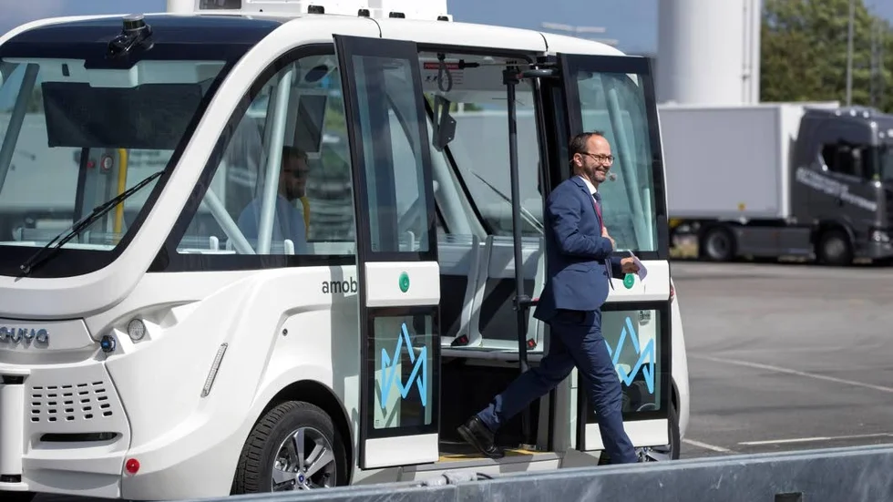 Infrastrukturminister Tomas Eneroth testar en självkörande minibuss.