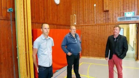 Erik Pelling, kommunalråd för socialdemokraterna, Bertil Brunn, styrelseledamot i Socialdemokraterna i Storvreta, Kim Knudsen, klubbchef i Storvreta IBK. 
I Ärentunaskolans sporthall.