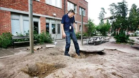 Jan Johansson, skadedjursbekämpare på Anticimex, utrotar steklar på Lammets förskola.