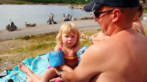 Trollsjön, Tierp, 28 juli 2013. Lisa Jansson, 3 år, badar med pappa Ulrik.