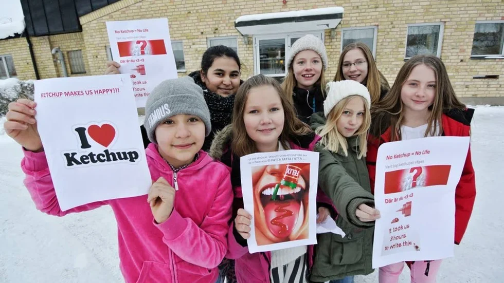 KRÄVER KETCHUP.  Julia Klein, Bianca Cantargiu, Hilda Sågström, Sofia Ek-Jans, Cecilia Forsling, Saga Augustsson och Selma Memic vill ha mer ketchup för att bli lyckliga.