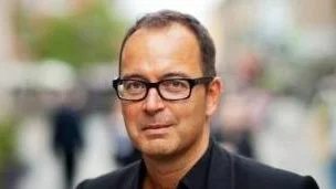Kommunalrådet Stefan Hanna (C) skriver tillsammans med lärarna Alice Hult och Evin Malla.