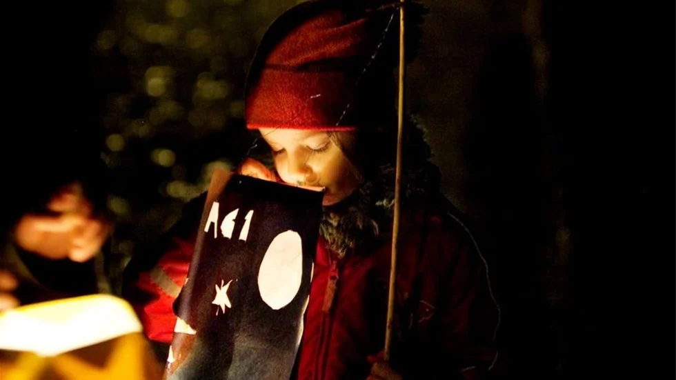 Ljus i mörkret. Ida Zimmermann med sin egengjorda lykta. Foto: Nina Leijonhufvud