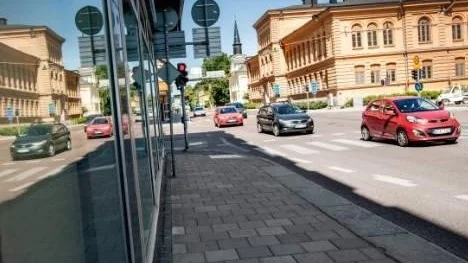 luftföroreningarna i Uppsala, trafik på Kungsgatan, korsningen S:t Olofsgatan/Kungsgatan sedd söderifrån.