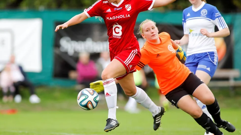Flyttar. En bild från i höstas på Björkvallen och match mellan Håbo FF och Gimo. Emma Vidström i Håbo spelar i rött.