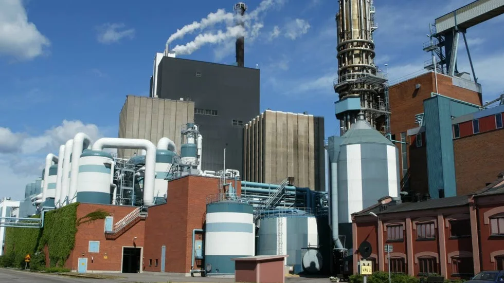 Lukter. Nu är den på plats - utrustningen som ska minska svaveldoften från Stora Ensos fabrik i Skutskär.