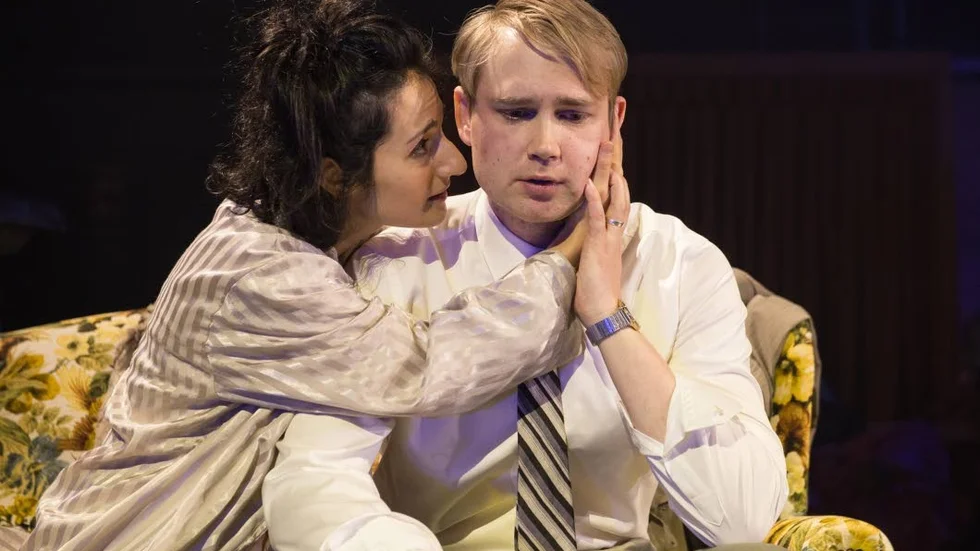 Marall Nasiri och Christoffer Svensson i "Angels in America".