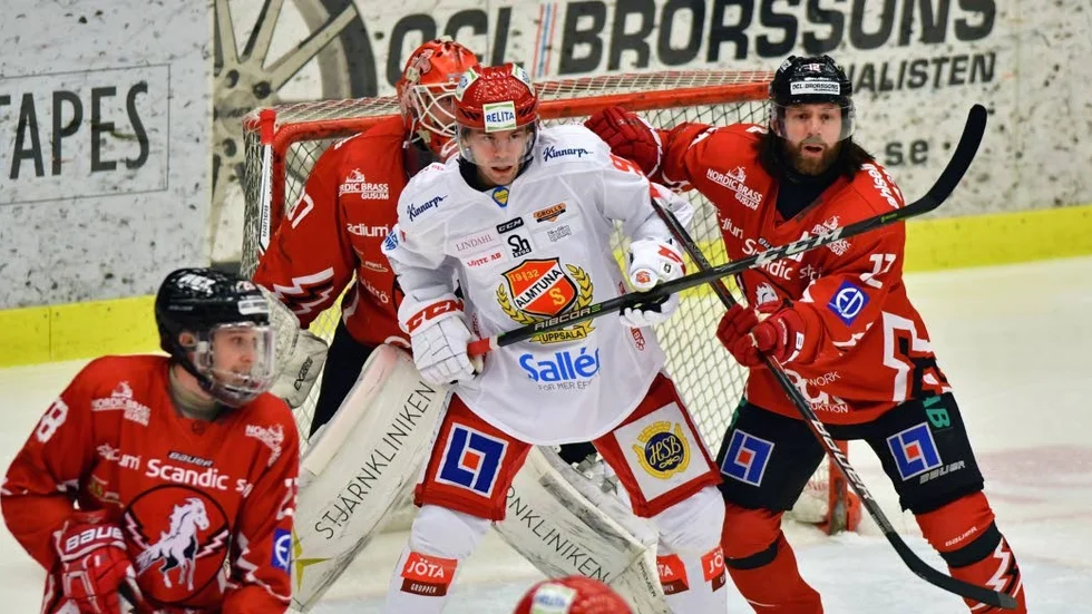 Hårt jobb. Almtuns Henrik Marklund stångas framför Vita Hästens målvakt Pontus Sjögren. T h Daniel Josefsson med jätteskägg.