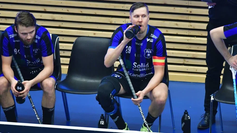 Vattenpaus. Mika Kohonen tar igen sig under slutspelsmötet.
