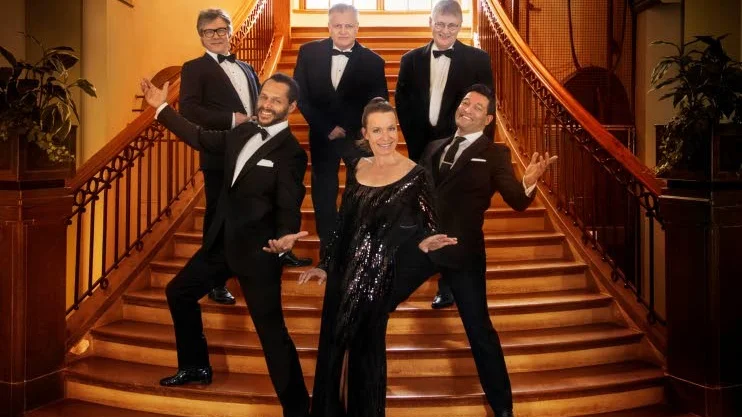 Uppklädda till tänderna. Lennart Simonsson, Joakim Ekberg och Per V Johansson i bakre raden backar upp sångarna Karl Dyall, Jeanette Köhn och Rennie Mirro.