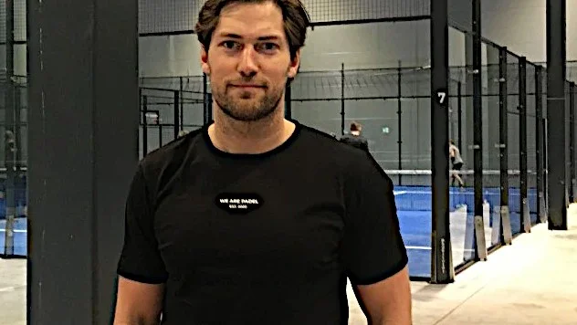 ESK:s lagkapten Jesper Bärgård slutar med ishockey, men kan tänka sig att bli tränare eller sportchef i framtiden. Men inte nu. Bilden är från We Are padels nya anläggning där Jesper Bärgård är hallchef.