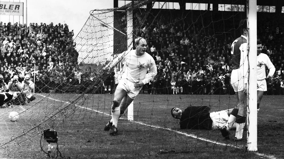 Kvalmatch till allsvenskan i oktober 1968. Sirius möter Sandviken på Jernvallen och Morgan Hedlund jublar efter ett av Siriusmålen. Är Hedlund större än Christian Kouakou?