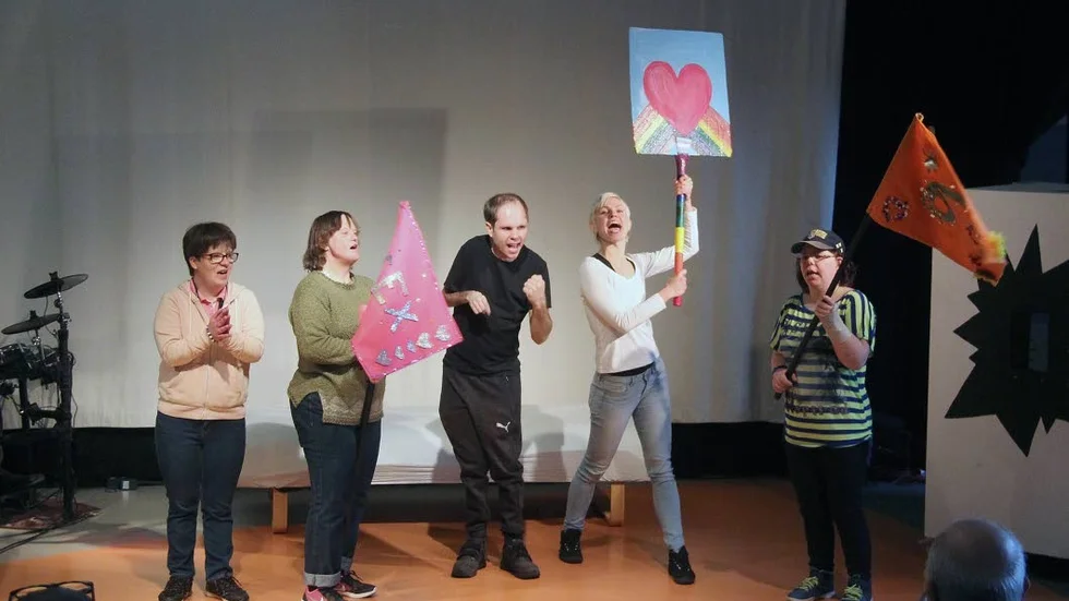 Uppträdande. Teater Stjärnskott uppträder under informationskvällen som ska locka fler vikarier till LSS och socialpsykiatrin.