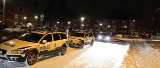 Glas kastades mot brandpersonal i Uppsala