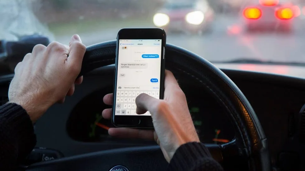 Olycka. Mannen berättade för polisen att han hade fingrat på telefonen när han körde i diket.