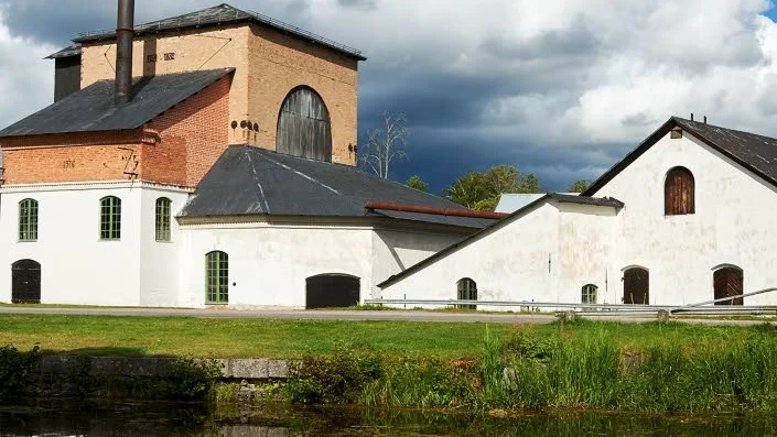 Kulturhistoria. Strömsbergs bruk kallas "Det vita bruket" och ger en bild av bruksmiljön i dess helhet.  Nu har Kersti Kollberg (text) och Björn Ullhagen (foto) gjort en bok om denna uppländska pärla.