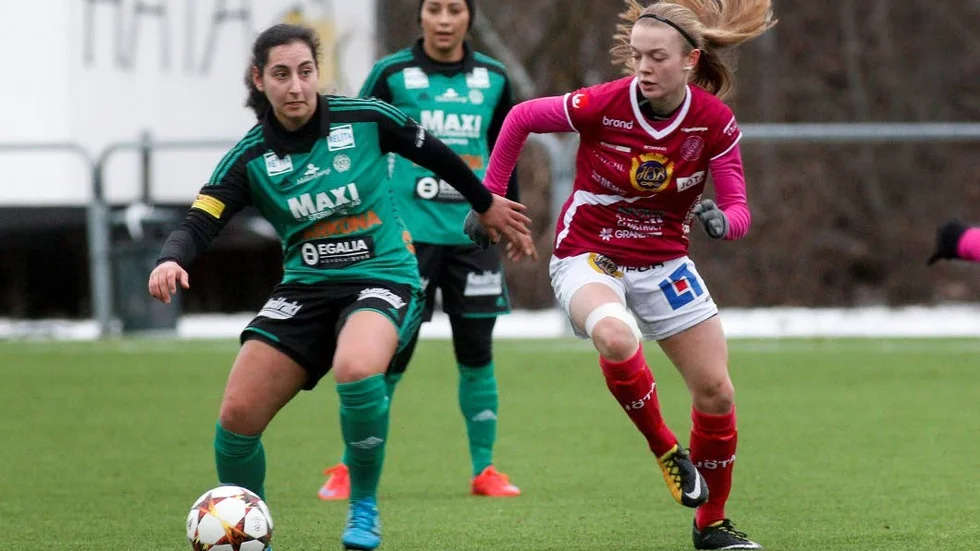 Ny. Sargonia Solaka, testspelade för ESK. Här är hon i kamp med förra ESK-aren Beata Olsson.