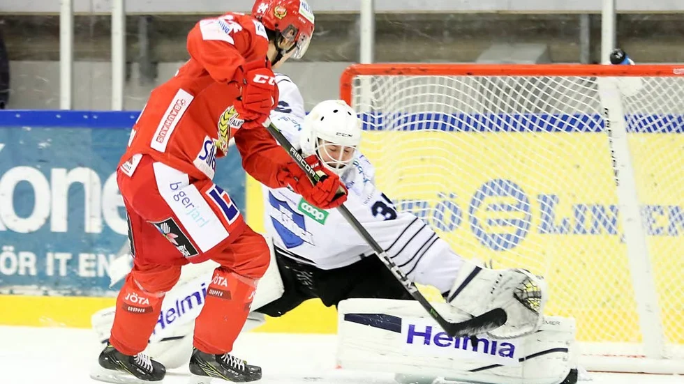 Avgörande målet. Erik Santesson har lurat Karlskogamålvakten Emil Jidskog och lagt en lätt backhand mellan benen. Almtuna tog bonuspoängen och knappade in på tidigare serieledande Timrå.