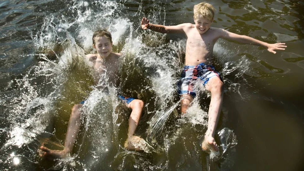 Erik Blomgren och Emil Arctaedius testar badet vid Lyssnaängen.