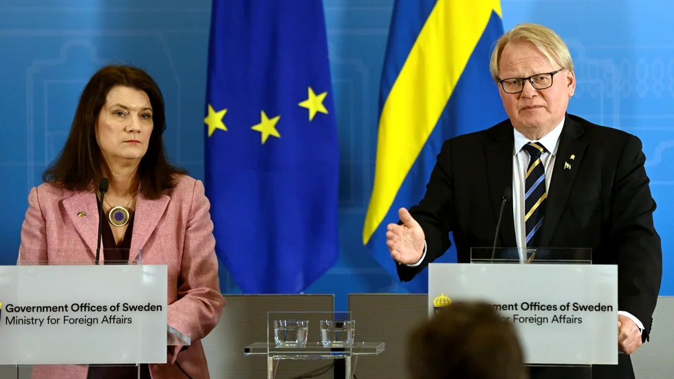 Att inte gå in i Nato är att sätta Sverige i riktigt utsatt och riskabelt läge, skriver "Röstberättigad och skattebetalare".
Bilden: Utrikesminister Ann Linde (S) och försvarsminister Peter Hultqvist (S) på en pressträff efter ett möte där det nya säkerhetshotet mot Sverige analyserades.