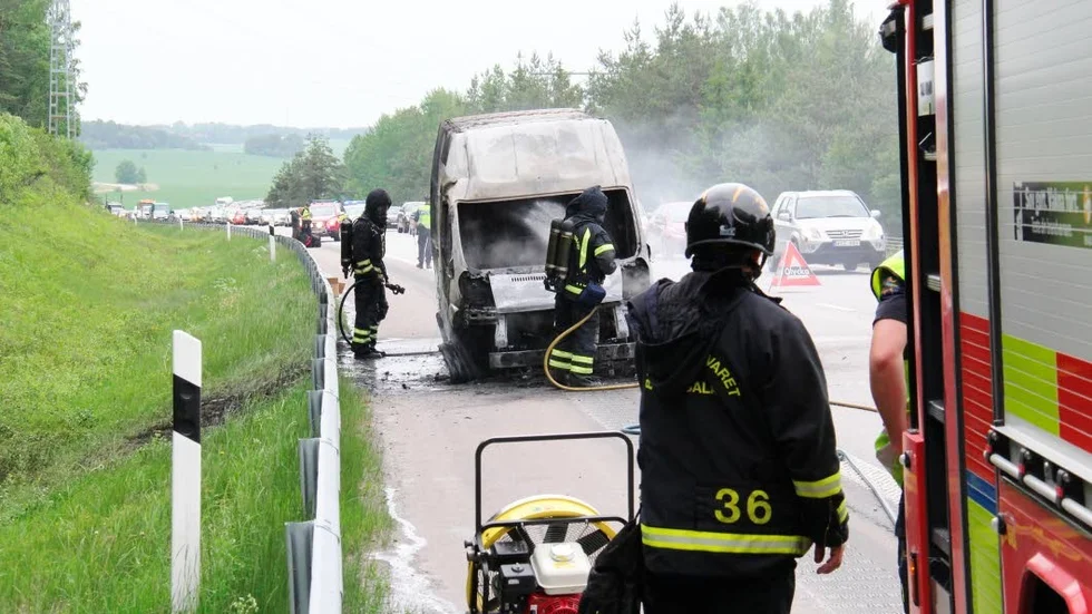 Bilbrand vid Mora Stenar.