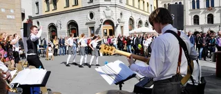 Phontrattar underhöll på torget