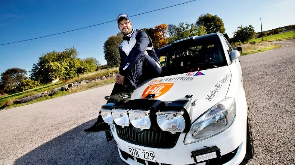 Går för guld. Martin Jansson, Rasbo MK, går för guld i Rally Uppsala, och har sin klubbkamrat Gustav Thorsell som sin störste konkurrent.