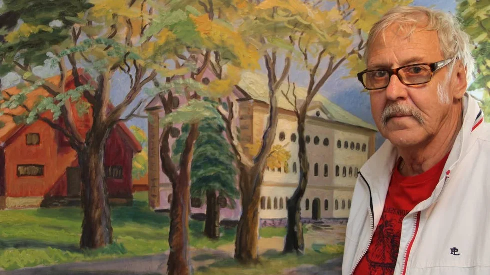 Kenneth Karlsson, ordförande i Knutmassoföreningen, är glad över den återfunna konsten som skildrar Gimo bruks historia.