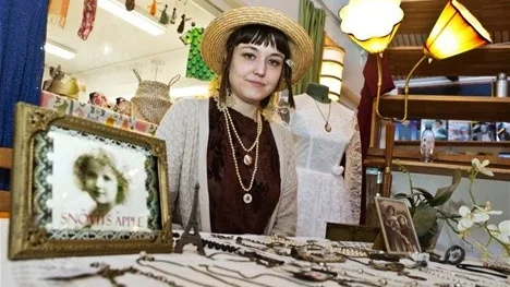 Sara George på vintagemässa i Hågaby.