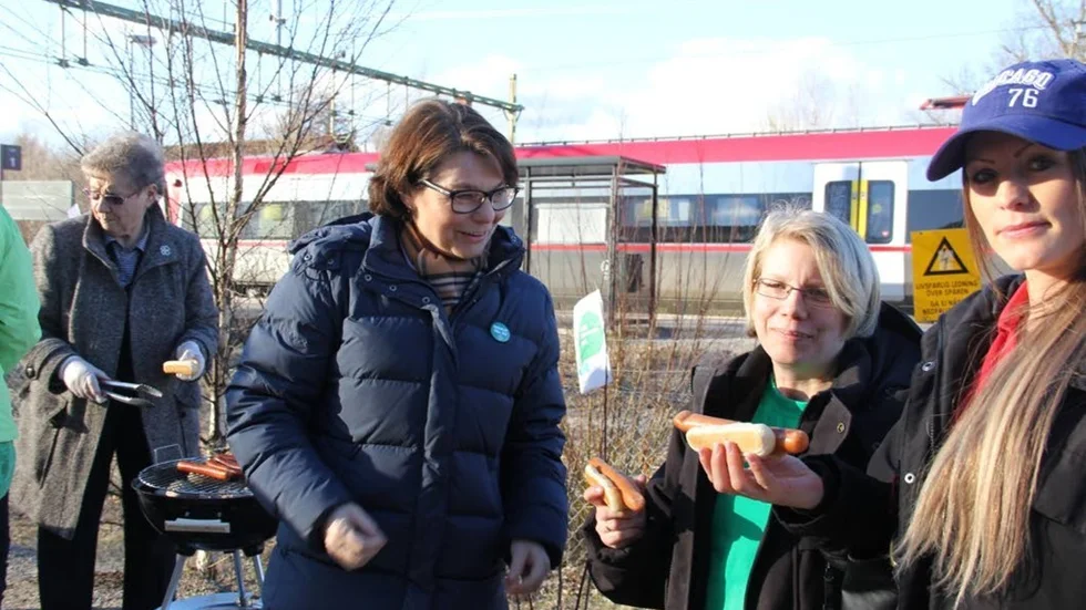 Valkorv. Solveig Zander delade ut närproducerade grillkorvar till resenäerna som steg av Upptåget i Heby på måndagseftermiddagen.