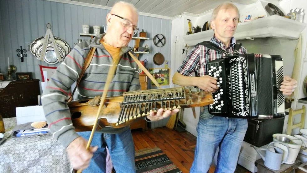 Ny musikvärld. Folkmusiken var som att landa i en ny värld, säger Tobbe Ek, tidigare dansbandsmusiker och i likhet med Gert-Ove Hallberg på dragspel en av brukets spelmän.