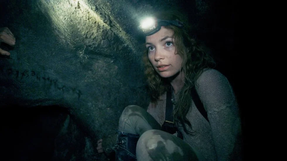 Grottor, grottor, grottor. perdita Weeks letar och letar, men någon skräckfilm hittar hon inte i "As above, so below".