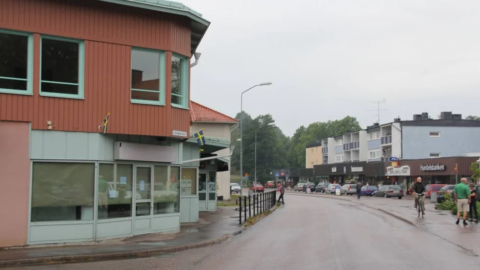 I lokalen i markplanet hyr llianspartierna och Lokala Partiet före detta Maries Shop som vallokal till 26 september.