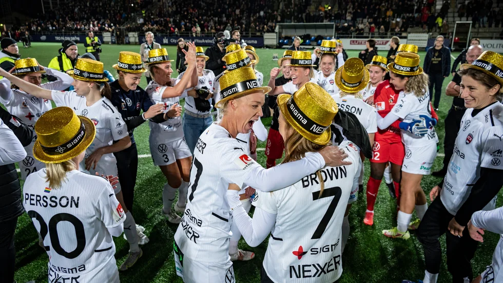Rosengård – här med lagkaptenen Caroline Seger i mitten – tog hem SM-guldet i fjol. Nu väntar fler matcher i årets damallsvenskan, som har utökats från 12 till 14 lag. Arkivbild.