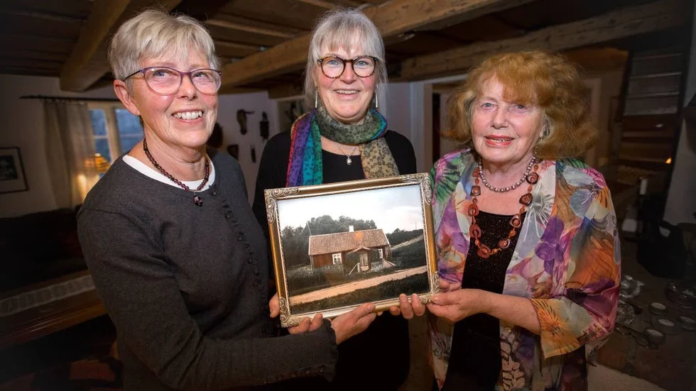 Gammalt hus. Av ett köpebrev från 1922 framgår det att huset då kostade 1 000 kronor. Från vänster, Kerstin Varik, Kerstin Bern och Lena Lundström.