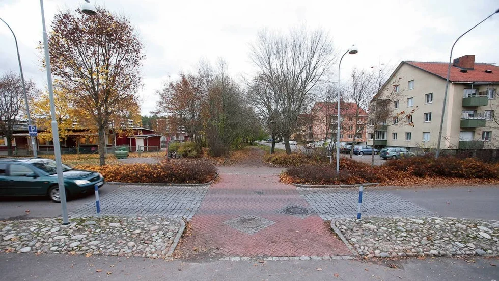 Traffiksäkerhet. Där vi märker att det är svårt att komma för de gående försöker vi skapa bra förutsättningar, exempelvis avsmalningar och vägbulor, skriver 
park- och gatuchefen på Enköpings kommun