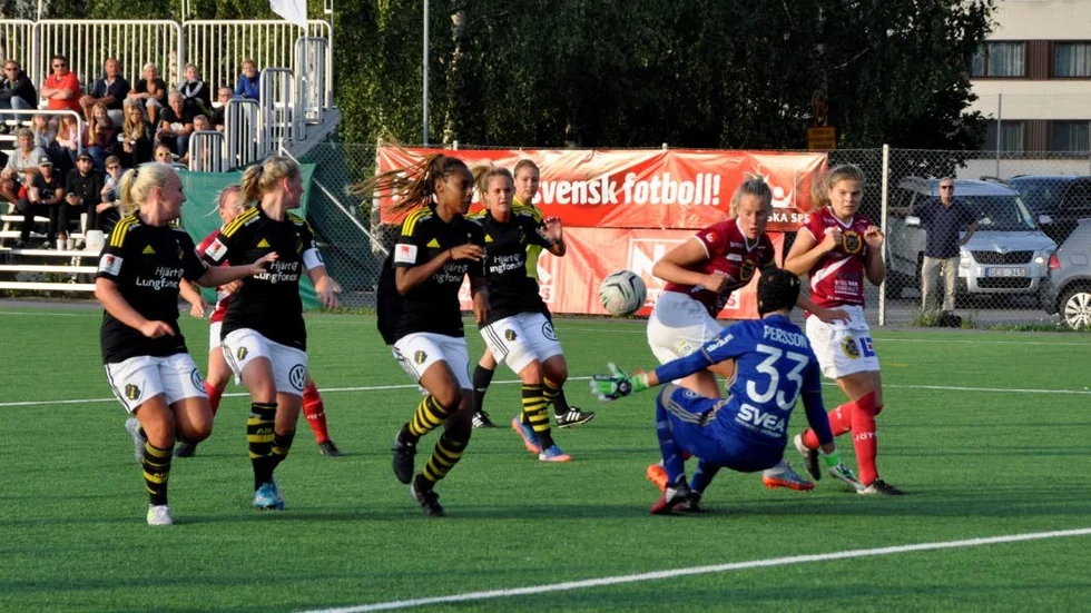 Tungt. Uppsalaspelarna Moa Mattsson och Therese Simonsson för vänta ett tag till på en seger. Borta mot AIK kom den tredje raka 0–1-förlusten i elitettan.