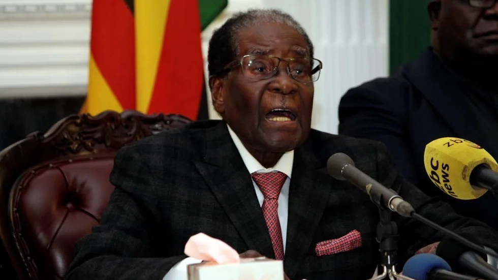Robert Mugabe. Talar i TV utan att avisera sin avgång.