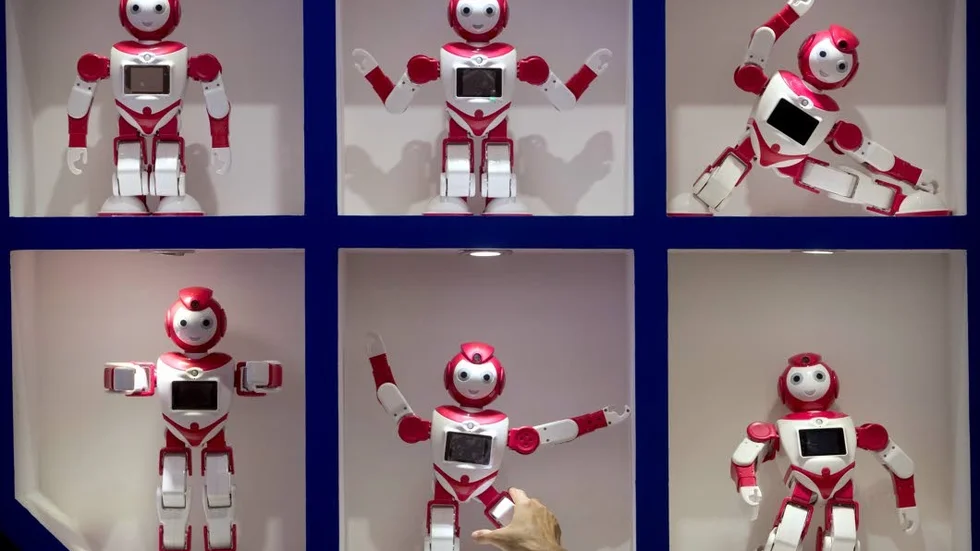 Maskiner. Forskaren och författaren Nick Bostrom är en av dem som varnar för riskerna med att utveckla AI, Artificiell Intelligens. Ovan bild från robotvärldskonferensen i Beijing tidigare i höstas.