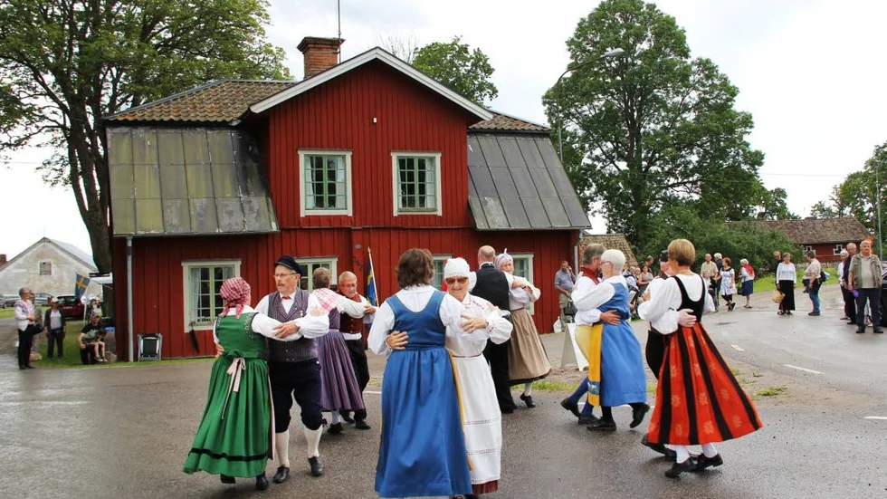 Vid vägskälet. Strömsbergs folkdansgille underhöll under festligheterna.