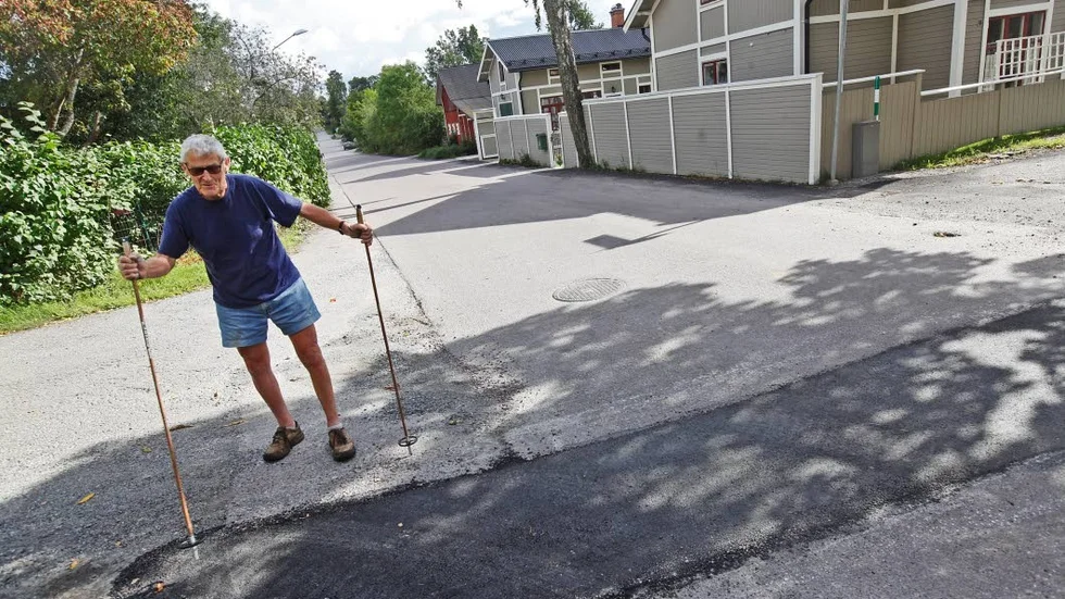 Igenfylld. Bertil Karlsson är en av de många Grillby-bor som stört                sig på fibergrävningen men är glad att IP-Only äntligen börjat reparera vägarna. ”Det har varit värst för dem som måste stanna vid varje decimeterdjup grop”, säger han.