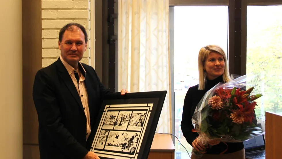 Hyllad. Efter 25 år som kommunstyrelsens ordförande i Tierp hyllades Bengt-Olov Eriksson med en tavla. Här får han presenten av kultur- och fritidschefen Sofia Nohrstedt.