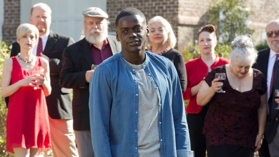 Gissa vem som kommer på middag? Jo, det är Chris (Daniel Kaluuya) som besöker sin vita flickvän Roses familj i "Get out".