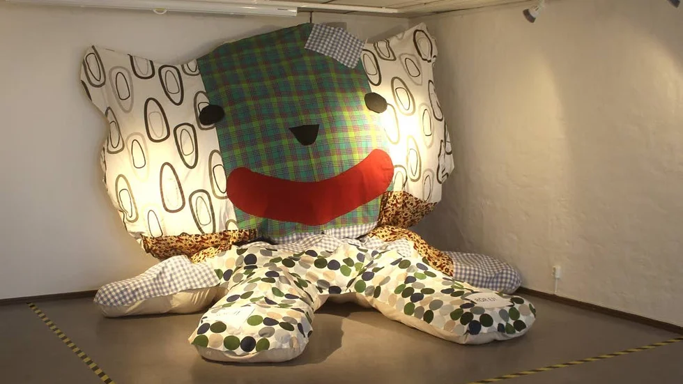Nallebjörn. Nito Vega hämtar inspiration i sitt konstnärsskap från basket och Argentina.