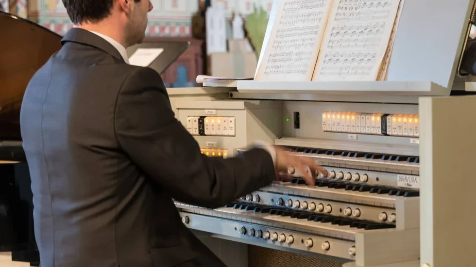 Organist. Ulf Norberg spelar på sin symfoniska orgel.