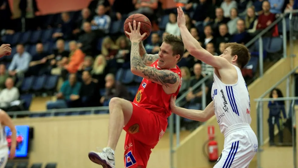 Arenabyte. Axel Nordström och hans lagkamrater i Uppsala Basket kommer att spela tre av sina hemmamatcher i ligan i Rosendal.