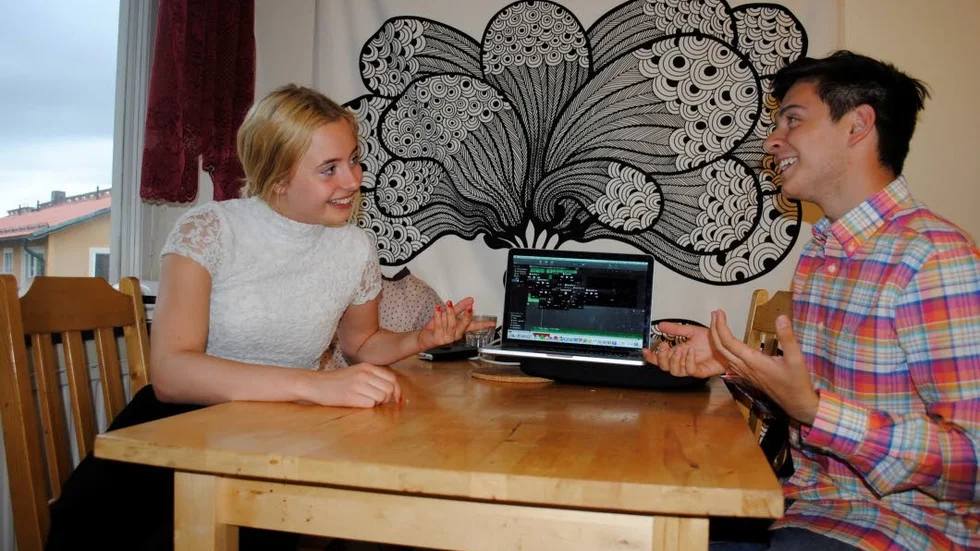 Alice Josephson och Filip Jovicic är rösterna bakom den nya politiska podcasten "Jidder".