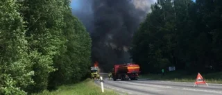Kraftig brand i timmerbil
